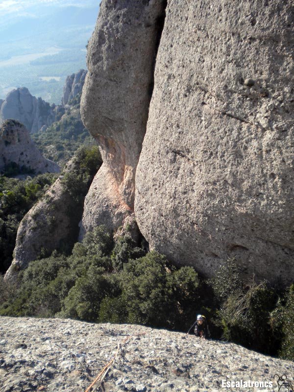 La segona part del primer llarg la via es torna ramposa